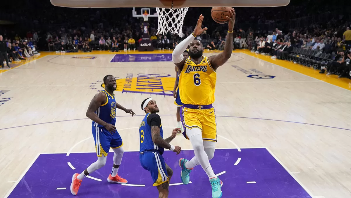 AL TOPE. LeBron James lideró a Lakers en otro importante paso para regresar a las finales de conferencia, después casi tres años. 