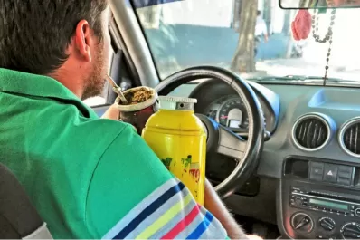 Cuál es la provincia que multa a los conductores por tomar mate en el auto