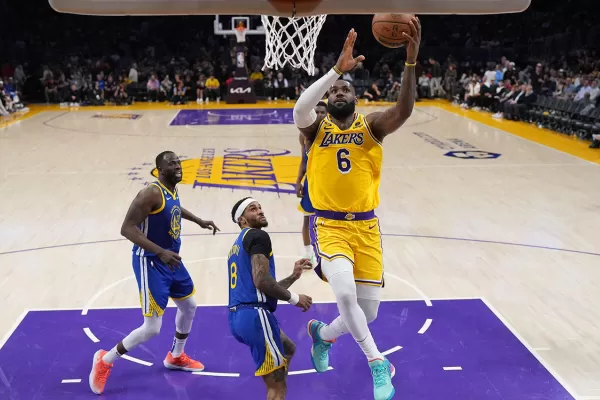Los Ángeles Lakers quedaron a una victoria de eliminar a Golden State Warriors