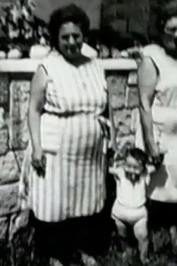 Fito Páez, en 1965, con su abuela y su tía abuela. (Foto Twitter Fito Páez)
