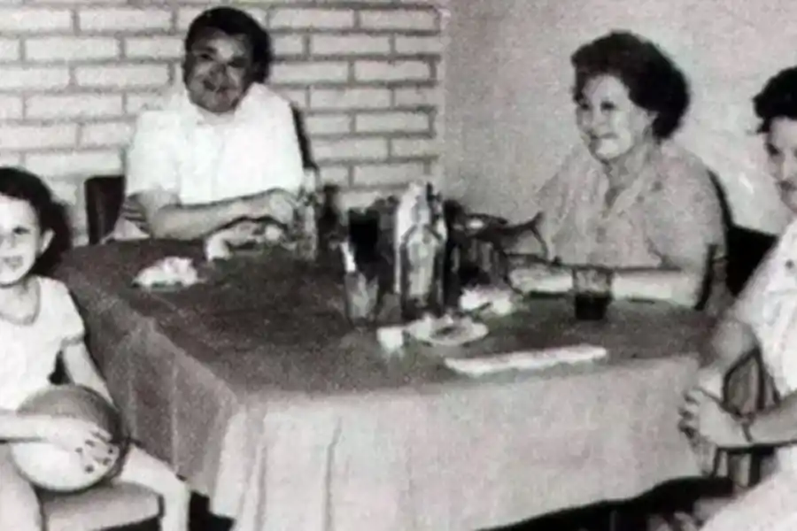 Fito Páez, junto a las dos mujeres y su papá. (Gentileza Diario La Capital de Rosario)