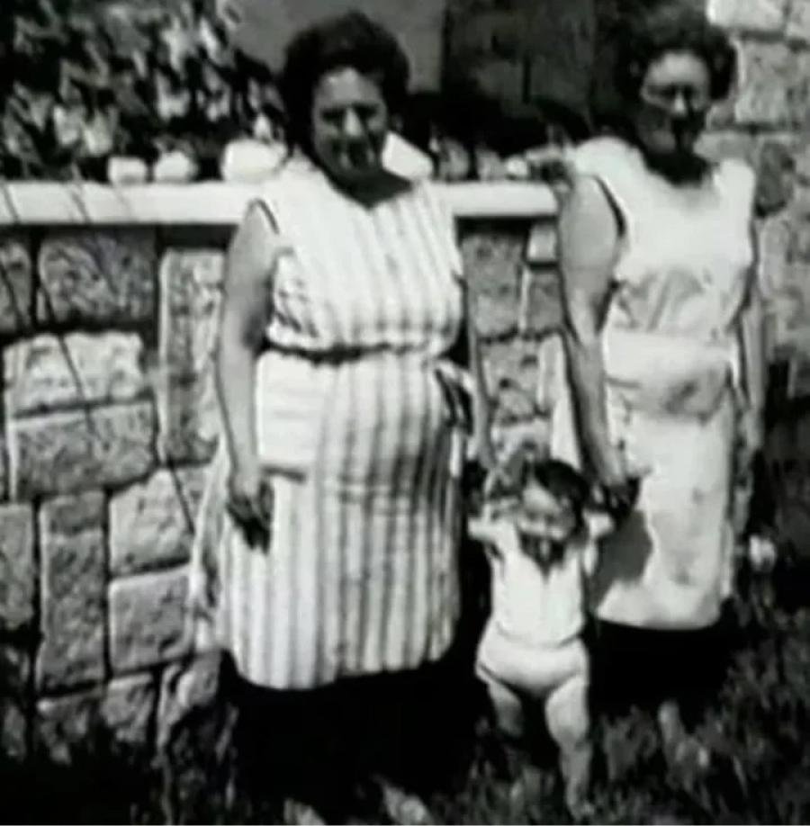 Fito Páez, en 1965, con su abuela y su tía abuela. (Foto Twitter Fito Páez)