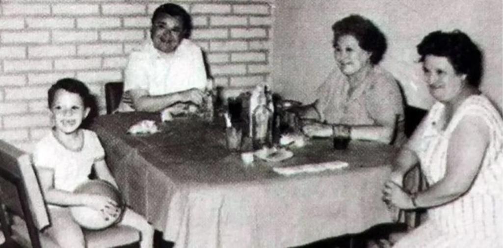 Fito Páez, junto a las dos mujeres y su papá. (Gentileza Diario La Capital de Rosario)
