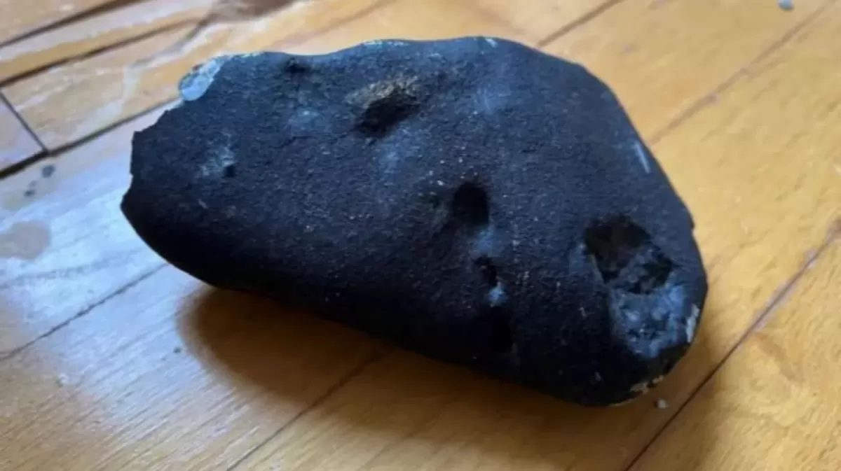 Un meteorito rompió el techo de una casa en New Jersey, Estados Unidos.