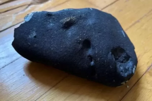 Un meteorito de 4.000 millones de años cayó en el dormitorio de una casa y la NASA lanzó una advertencia