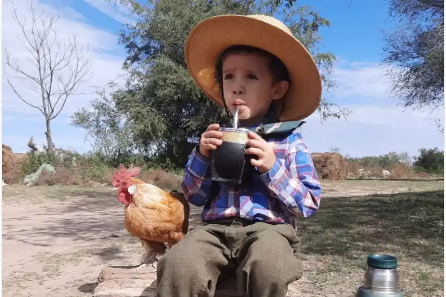 Campo, mate y Pinino: el plan del nene de 4 años. (Foto: Gentileza Daniel Arévalo)