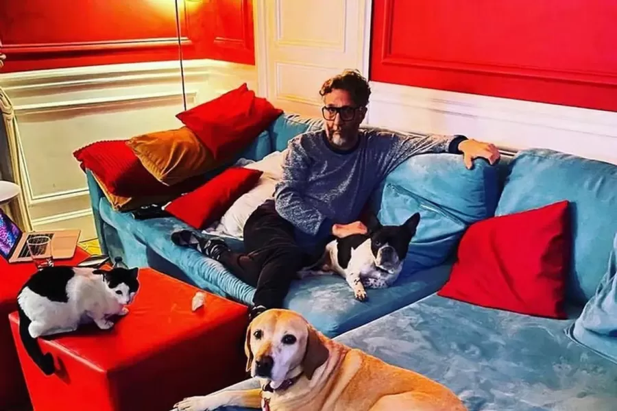Fito Páez y sus mascotas en su departamento de Retiro.