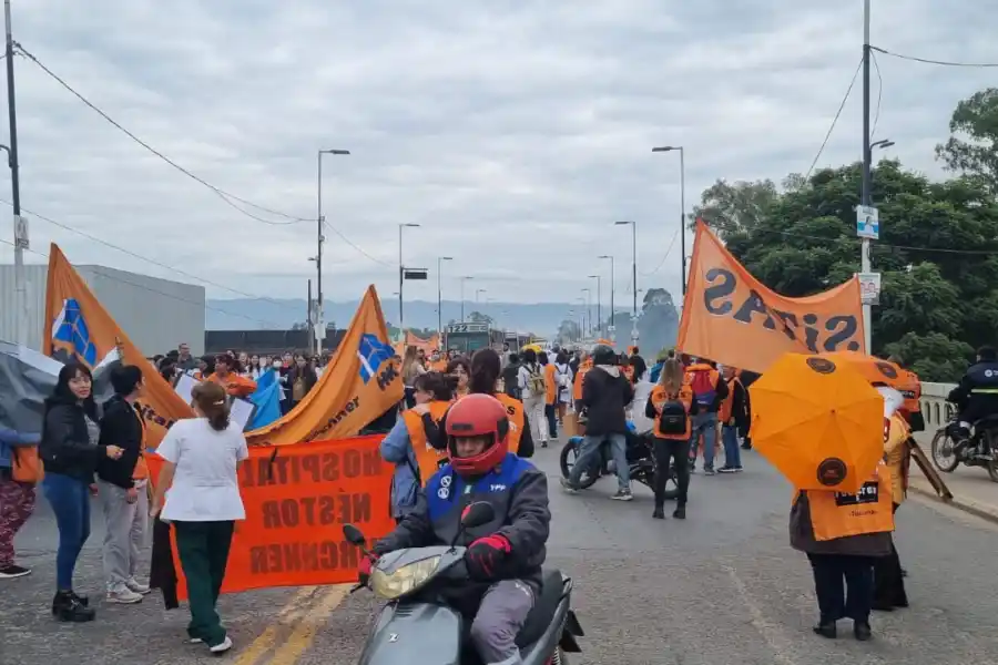 Protesta de Sitas en el puente Lucas Córdoba. LA GACETA / ÁNGELES MACOME 