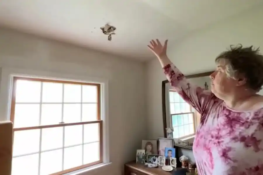 Suzy Kop mostrando como el meteorito atravesó su casa.