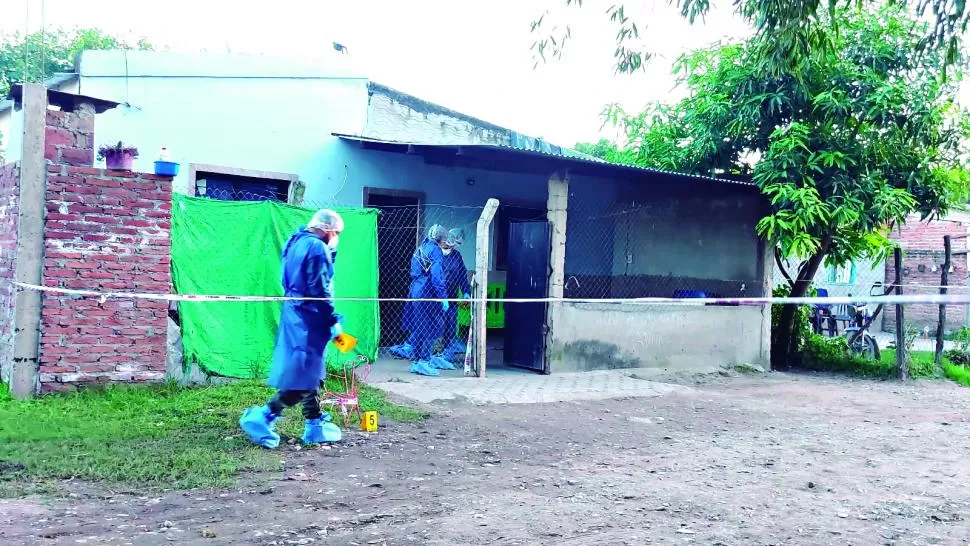 BUSCANDO EVIDENCIA. Los peritos del ECIF trabajan en el lugar donde fue asesinada una mujer que intentó frenar una pelea vecinal 