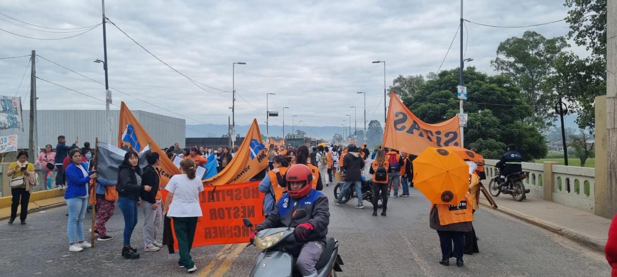 Protesta de Sitas en el puente Lucas Córdoba. LA GACETA / ÁNGELES MACOME 