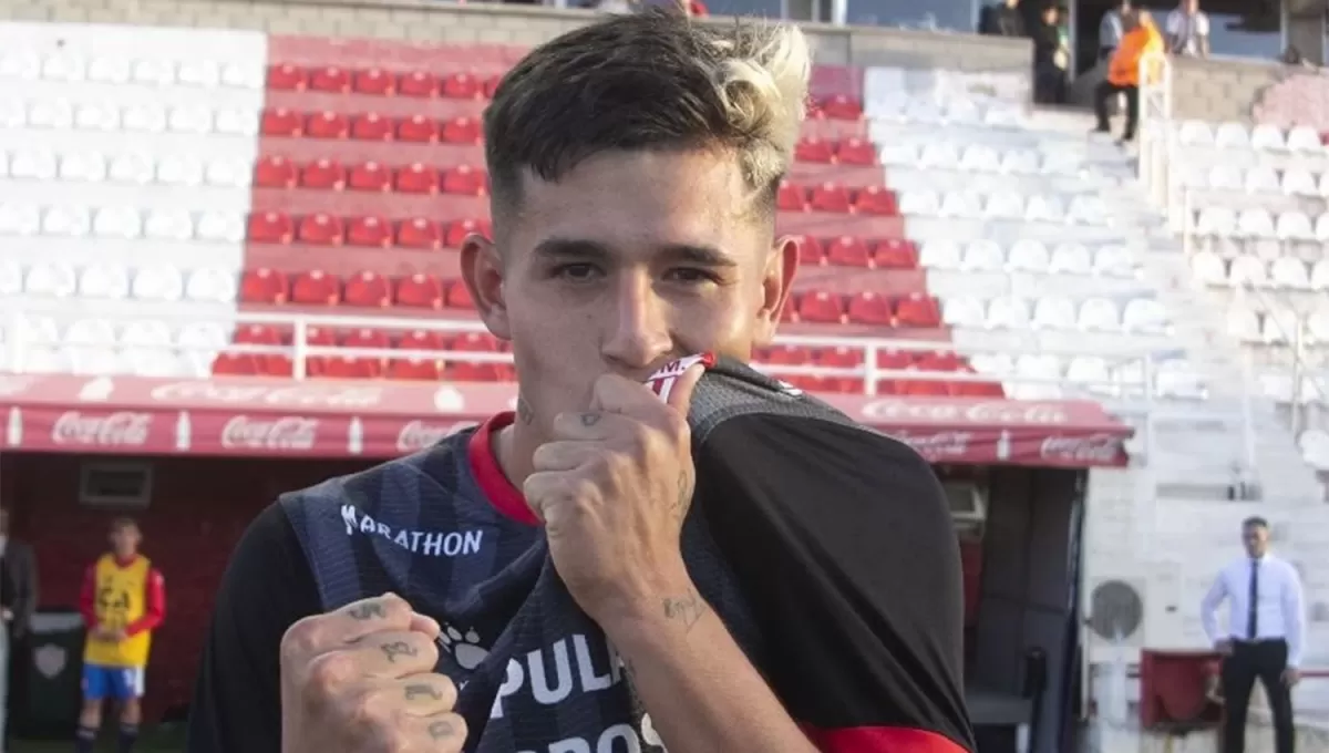 AMOR. Con un beso al escudo, Moreno celebró la clasificación en la Copa.
