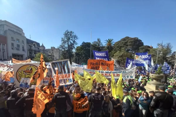 Apoyo al oficialismo: la militancia peronista se manifestó en la plaza Independencia
