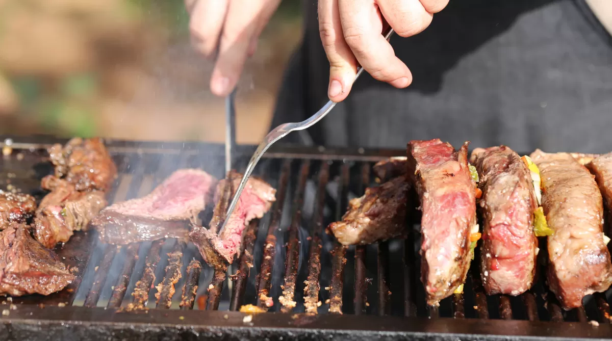 Una familia vegana amenazó a un vecino porque cocinó carne sin cerrar las ventanas