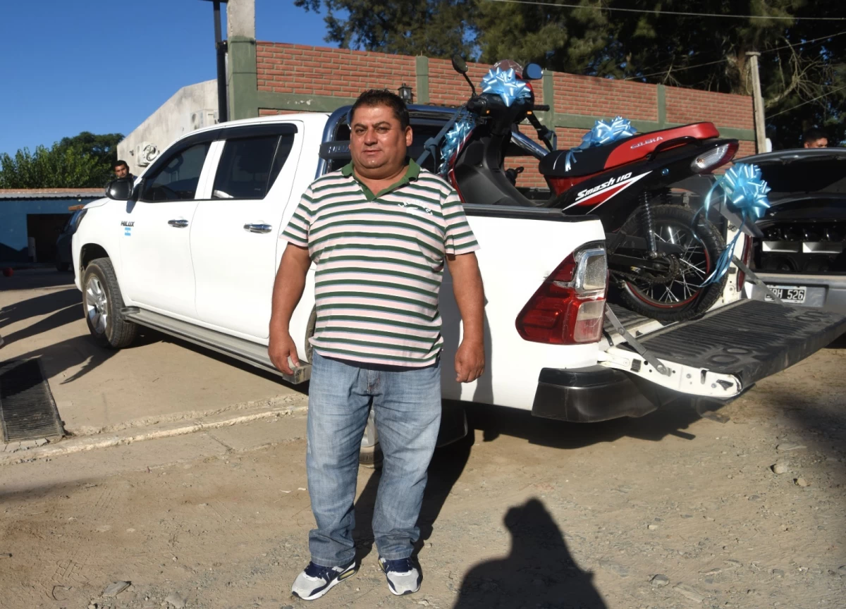PREPARÁNDOSE. Antonio Lobo y la moto que prometió sortear si es que llega a ser elegido como delegado comunal.