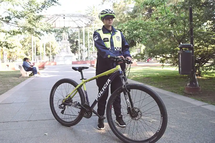 CICLOS. Luciana Belén Gallardo cuida las calles con su bicicleta