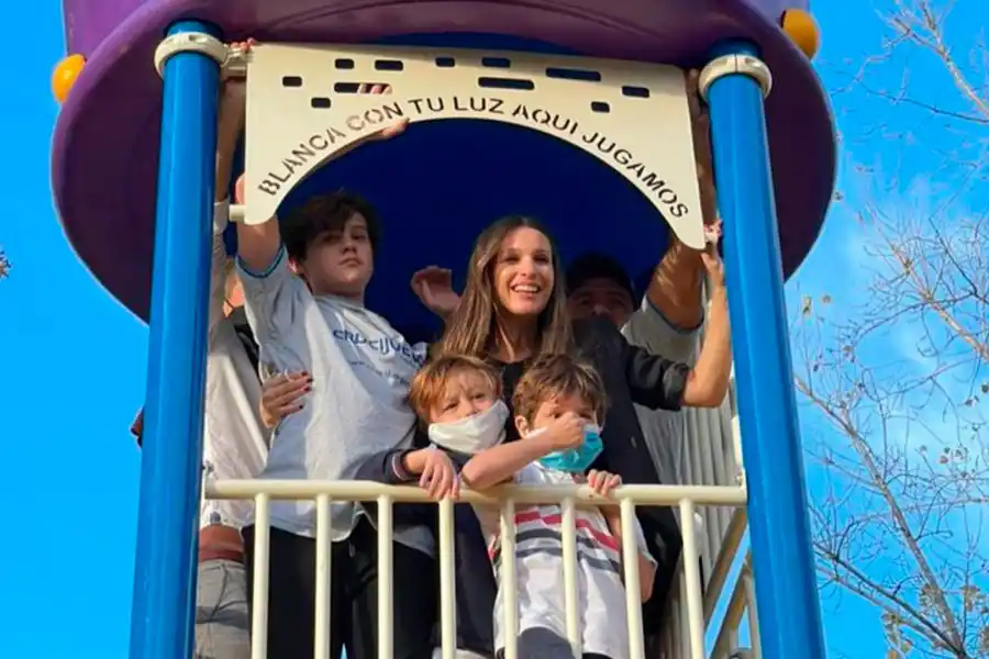 Pampita se emocionó en la inauguración de la plaza en homenaje a su hija: “Blanca con tu luz también jugamos”