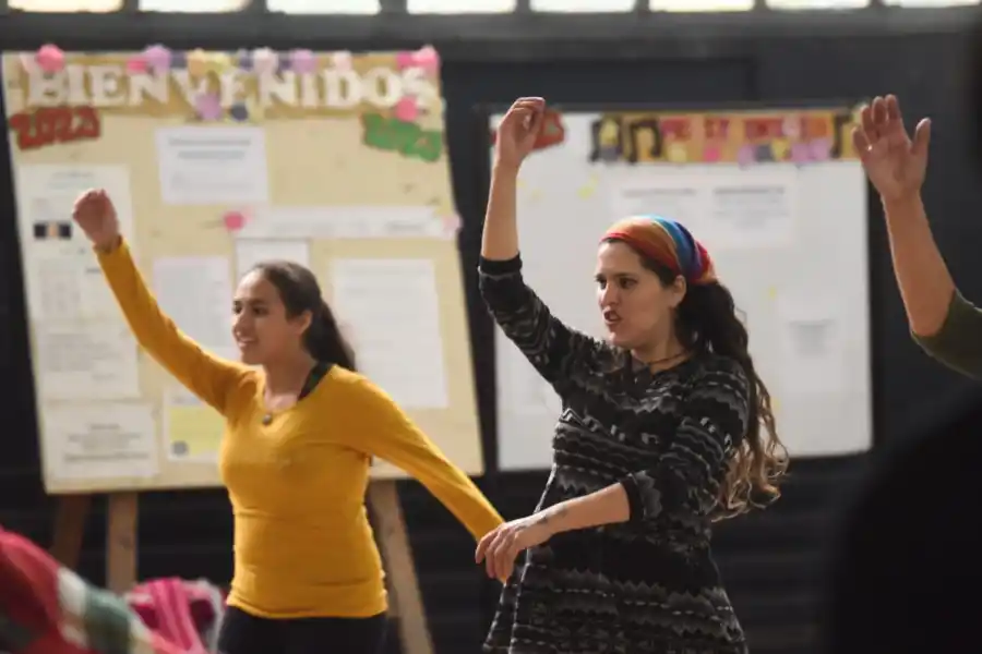 EL BAILE DEL TINJU. La coplera Cecilia Villafañe se sumó al ritmo. LA GACETA / FOTO DE FRANCO VERA.