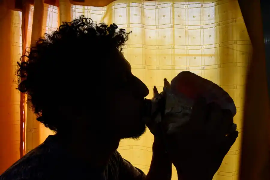 SONES ANDINOS. Darío Frías Kairuz toca el caracol ceremonial. EL BAILE DEL TINJU. La coplera Cecilia Villafañe se sumó al ritmo. LA GACETA / FOTO DE FRANCO VERA.