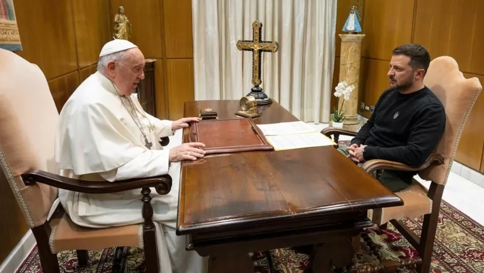 Encuentro histórico entre el Papa Francisco y el presidente de Ucrania, Zelensky.