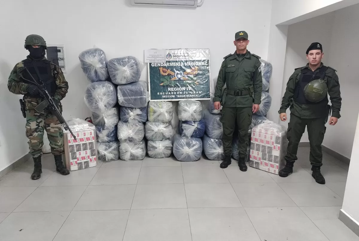 Abandonan 500 kilos de hojas de coca y 1.500 atados de cigarrillos