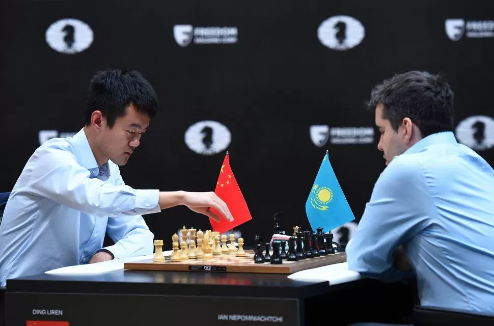 RESILIENTE. Capaz de superar los golpes duros. Ding Liren venció en la partida final a Nepo y terminó con el largo reinado de Magnus Carlsen. Reuters