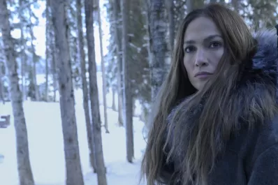 Cómo es la película que protagonizan Jennifer López y Gael García Bernal y que lidera los rankings de Netflix