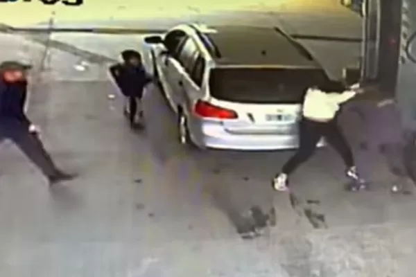 Brutal golpiza a una playera en una estación de servicio: No entiendo por qué tanta violencia