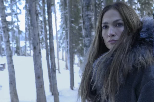 Cómo es la película que protagonizan Jennifer López y Gael García Bernal y que lidera los rankings de Netflix