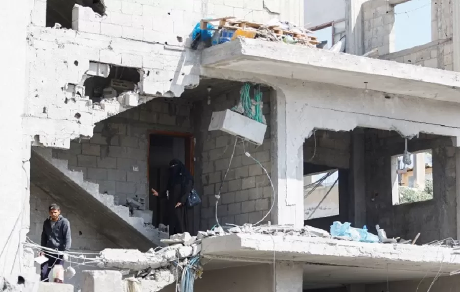 Los palestinos inspeccionan una casa destruida en un ataque israelí en los recientes enfrentamientos entre Gaza e Israel, luego de un alto el fuego acordado entre las facciones palestinas e Israel, en Deir Al-Balah, en el centro de la Franja de Gaza