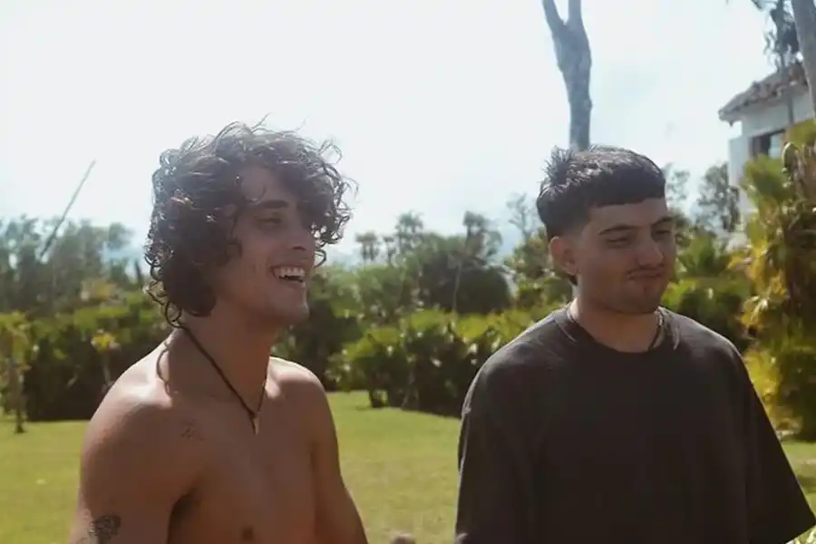 Benjamín Gamond junto a un amigo 