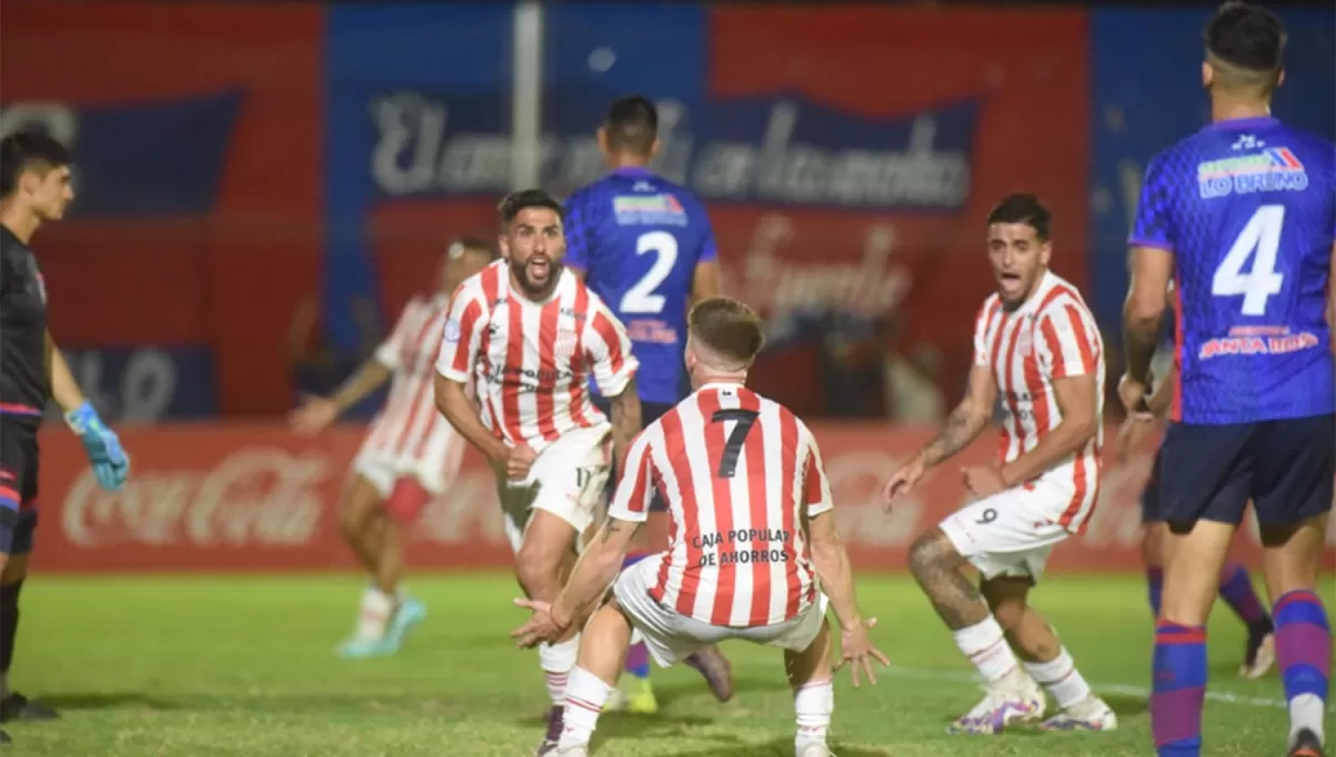 GOLEADOR. Emanuel Dening se llevó por delante la pelota y anotó el 1 a 0 para la victoria de San Martín ante Güemes.