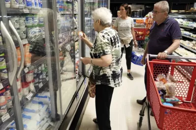 Aumentan los reintegros a jubilados y AUH por compras con débito: cuánto se recupera