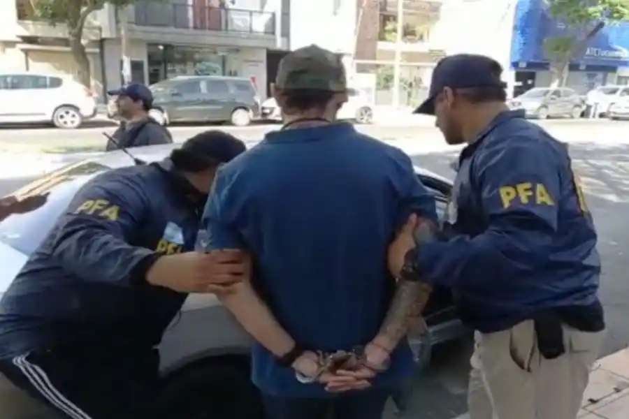 El sospechoso fue detenido en la vía pública.