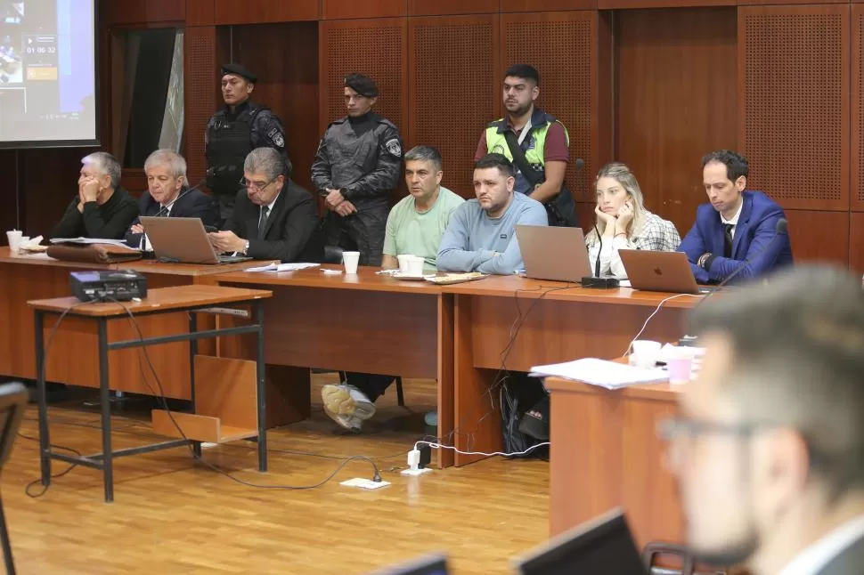 TENSIÓN. Los acusados y los defensores escuchan atentamente el alegato de apertura del fiscal López Ávila. 