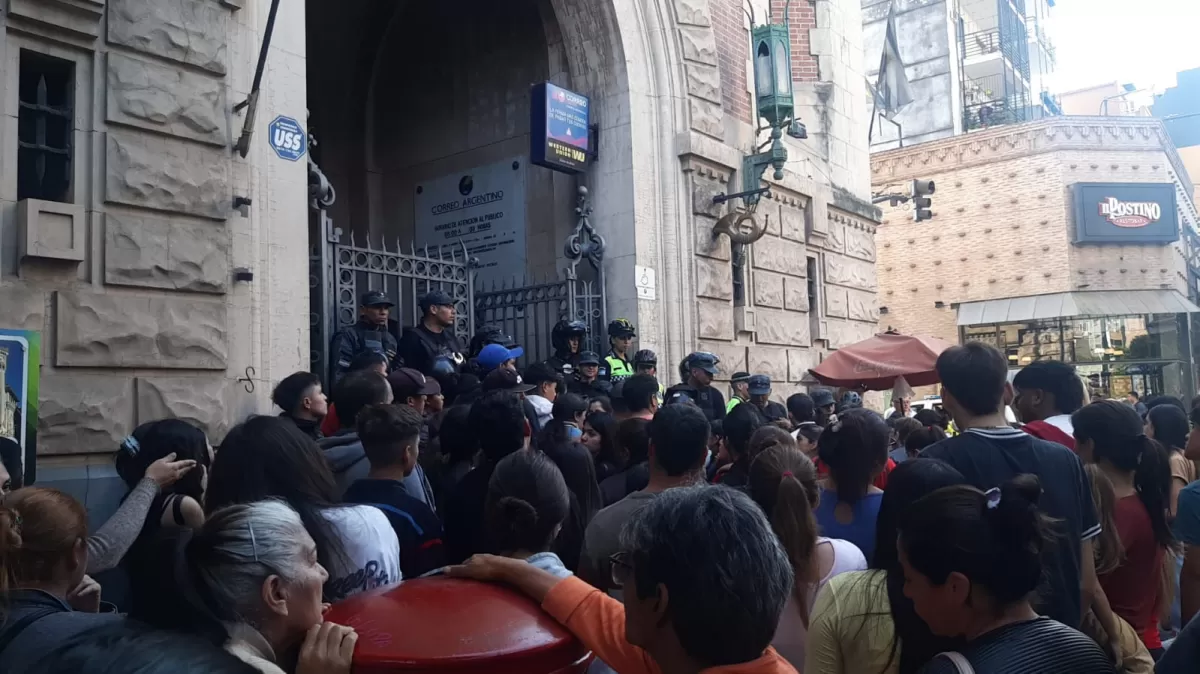 Hubo gritos y quejas en las puertas del Correo Argentino porque muchos no pudieron cobrar
