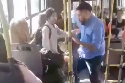 Un pasajero defendió a una mujer que se subió a un colectivo sin abonar el pasaje y el chofer lo golpeó