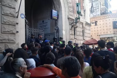 Hubo gritos y quejas en las puertas del Correo Argentino porque muchos no pudieron cobrar