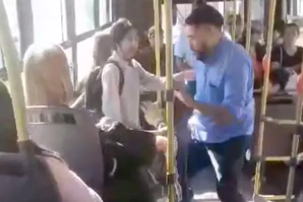 Un pasajero defendió a una mujer que se subió a un colectivo sin abonar el pasaje y el chofer lo golpeó