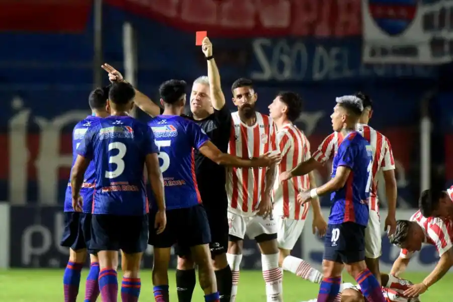 INSTANTE CLAVE. La expulsión de Álvarez -irreprochable- dejó al local con 10 y San Martín supo aprovecharlo.