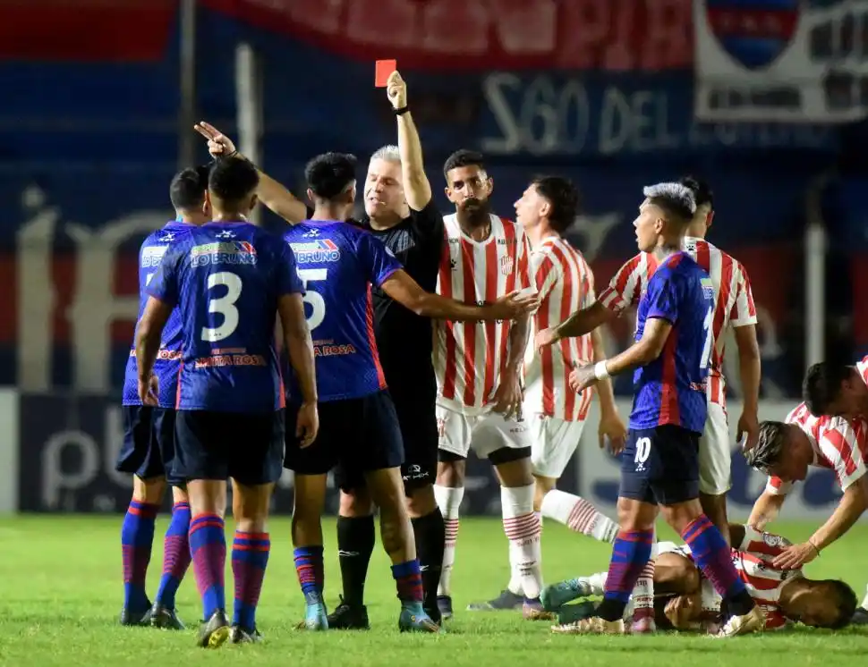 INSTANTE CLAVE. La expulsión de Álvarez -irreprochable- dejó al local con 10 y San Martín supo aprovecharlo.