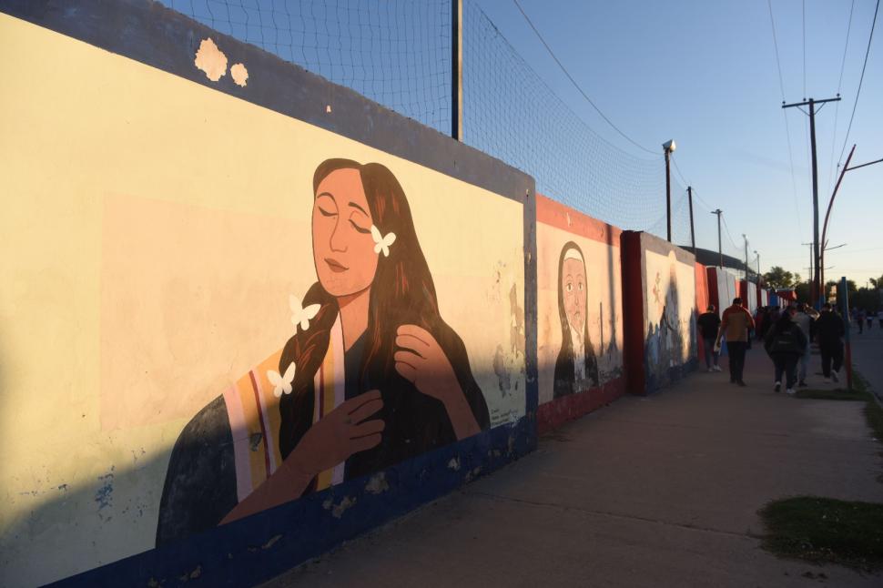 MURALES. En el paredón del estadio, hacia la calle, las pinturas hacen referencia a las tradiciones santiagueñas. 