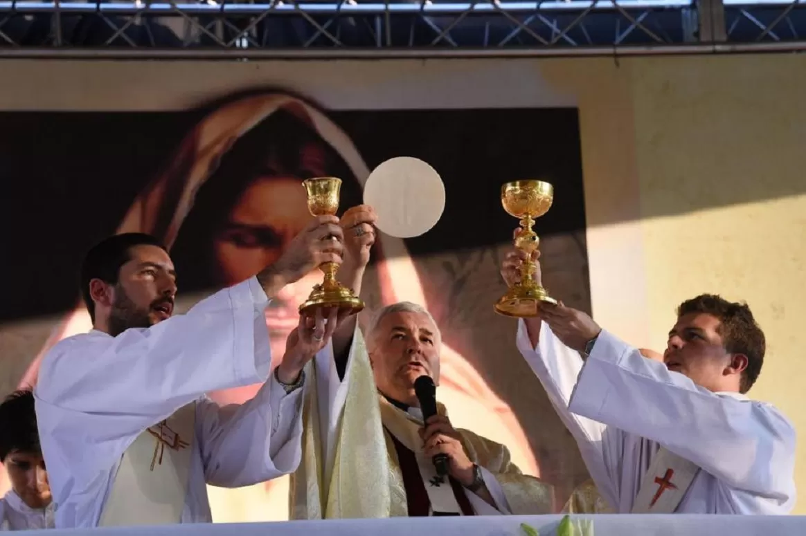 EN LA CELEBRACIÓN DE 2019. Monseñor Carlos Sánchez en el momento de la bendición del pan y del vino. Foto de Archivo LA GACETA