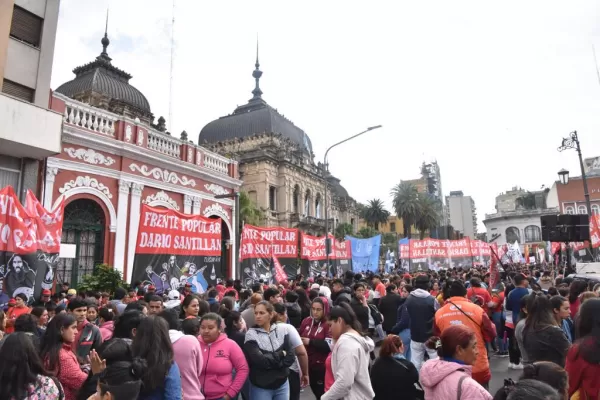 Piqueteros marcharon por el centro tucumano contra el agravamiento de la crisis social