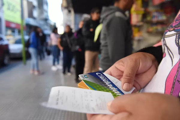 La empresa asegura que se normaliza el sistema de carga de pasajes de colectivo