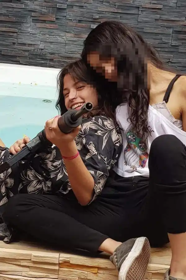 POLÉMICA FOTO. La detenida posa con una supuesta arma de fuego.