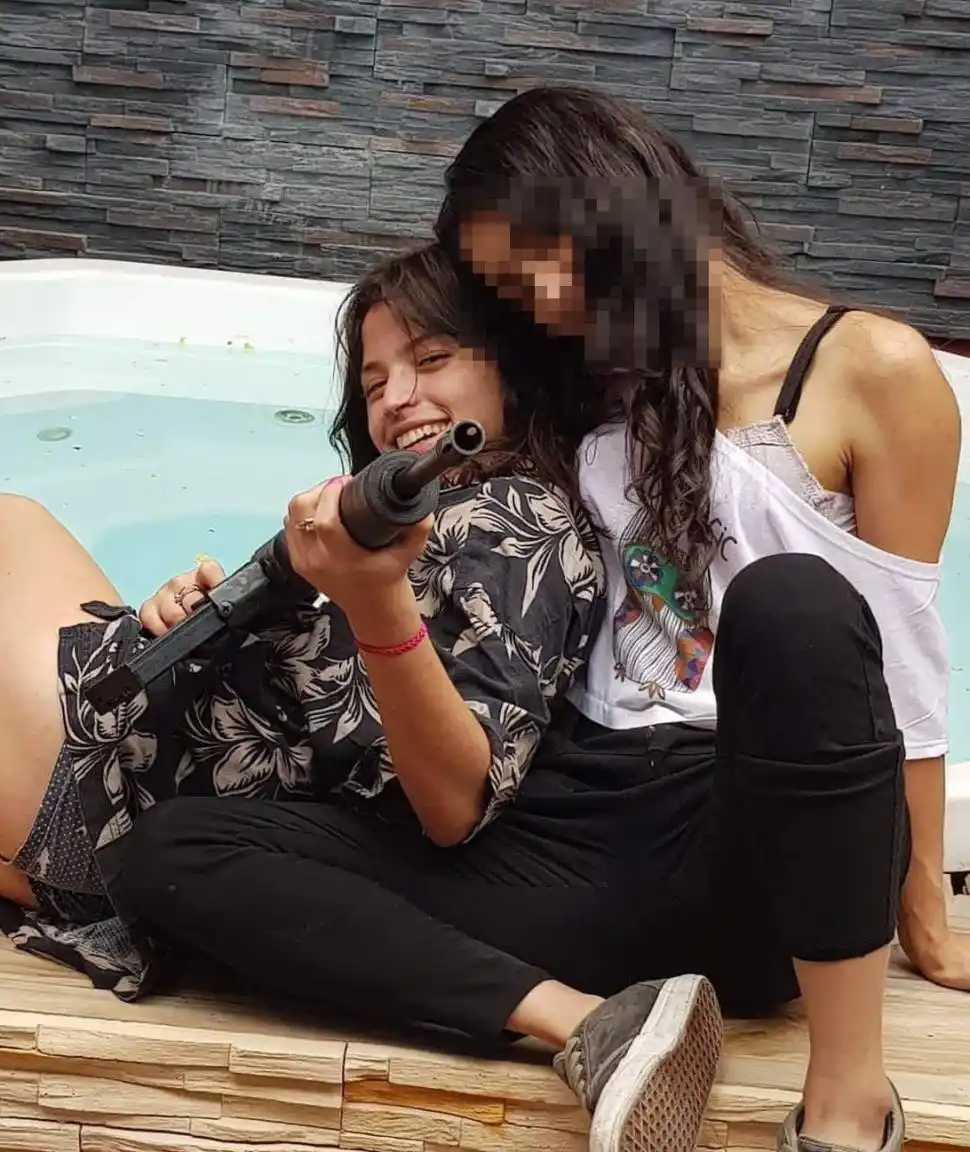 POLÉMICA FOTO. La detenida posa con una supuesta arma de fuego.