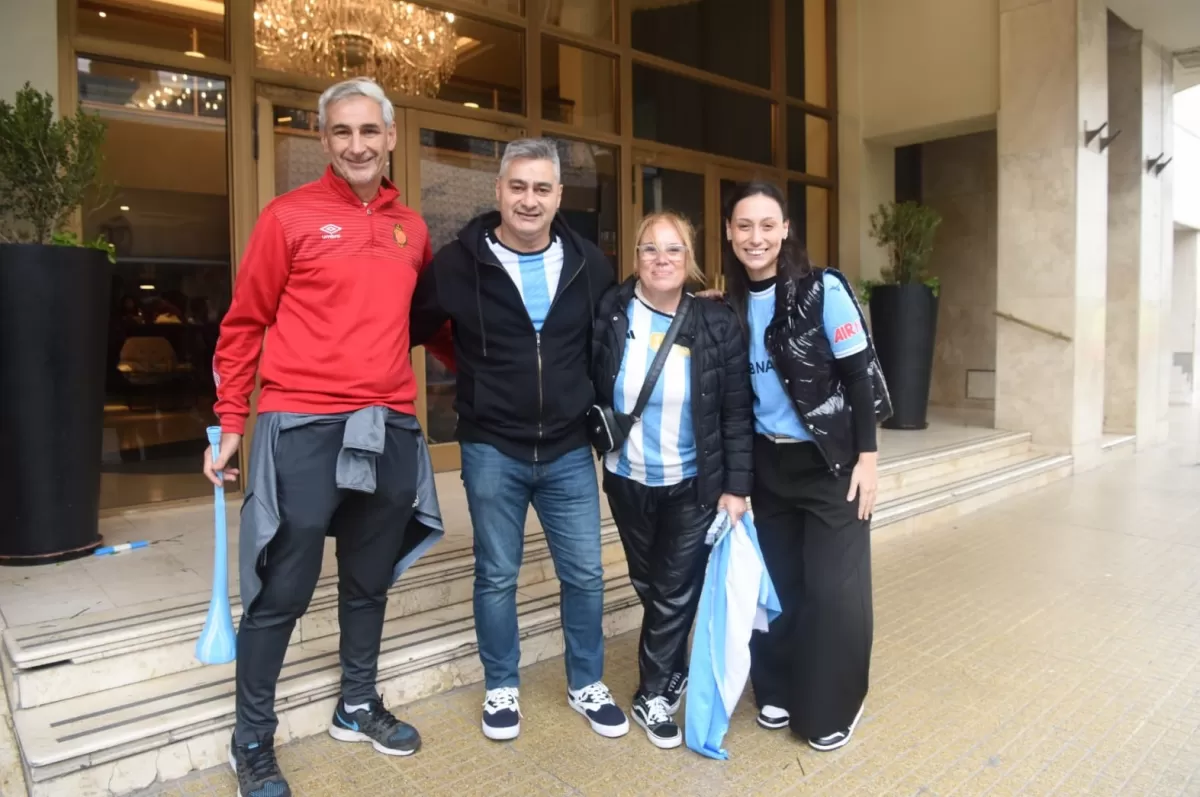 LA GACETA en el debut de la Sub20: un puñado de hinchas espera a los jugadores en la puerta del hotel