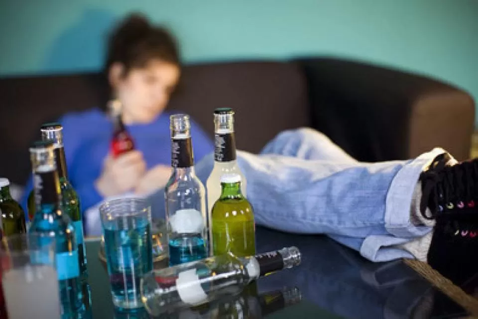 SIN LÍMITES. Advierten que los adolescentes consumen alcohol de forma desmedida.