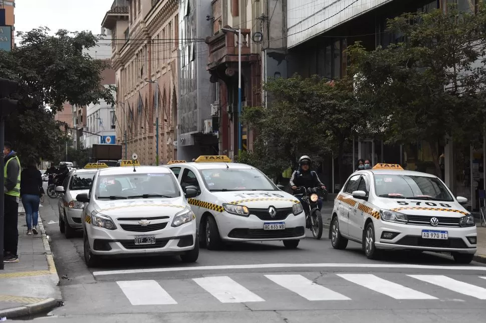 Taxistas van a la carga por un aumento tarifario del 80%